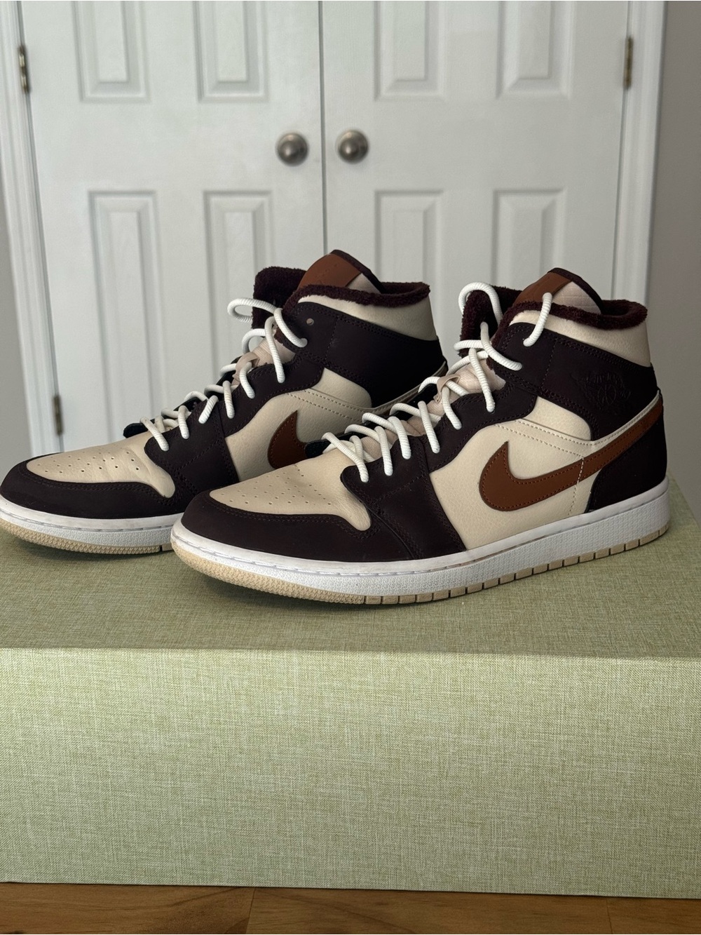 Jordan 1 Mid SE BROWN BASALT/OATMEAL/SUMMIT WHITE/PECAN